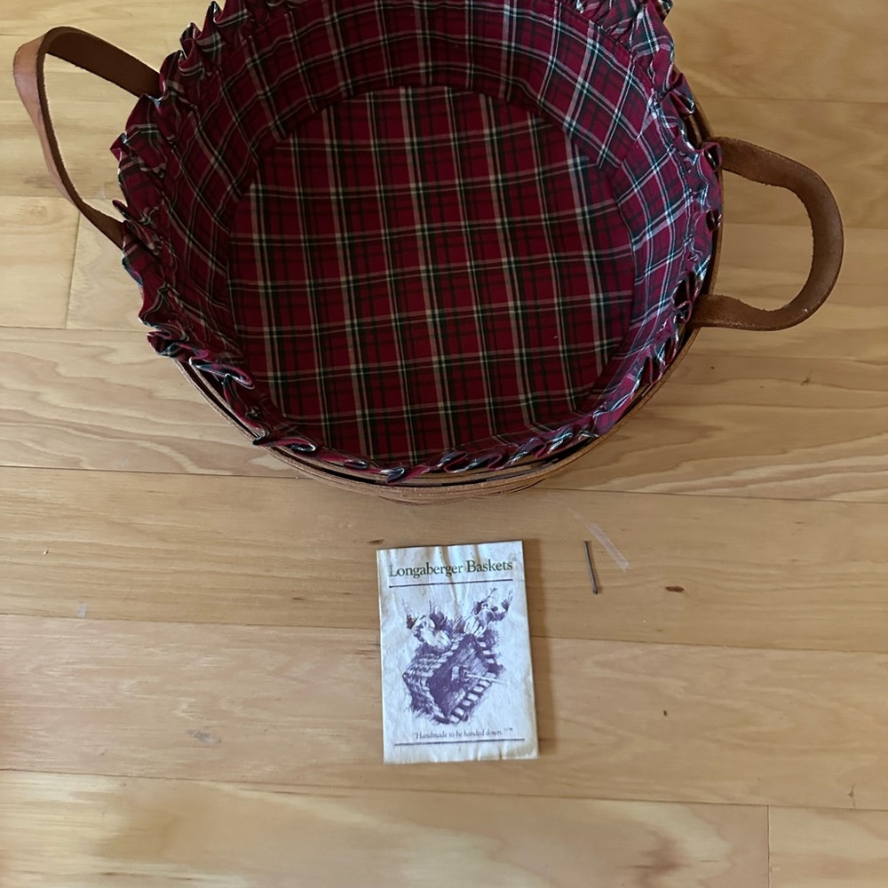 Round Longaberger basket with leather handles and removable fabric insert. - Picture 2 of 4
